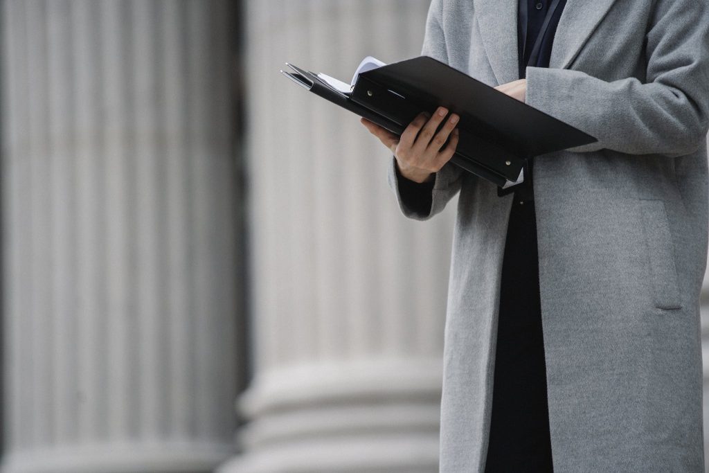 vérification d'un contrat et conformité à la loi.
