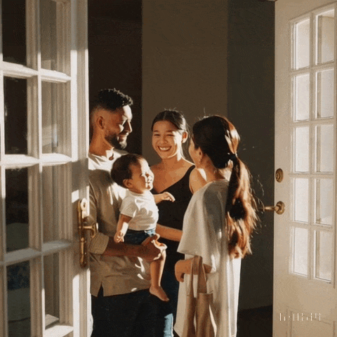les coparents et leur compagnon se retrouvent au moment du changement de période d'hébergement de l'enfant.